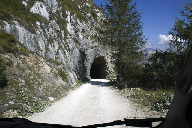 2011-08-26_14-17-59 cadore.jpg - Auf dem Fahrweg zum Messner Mountain Museum